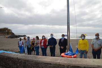 Izado de la bandera azul en Hoya del Pozo (foto TA/Francisco Javier Santana)